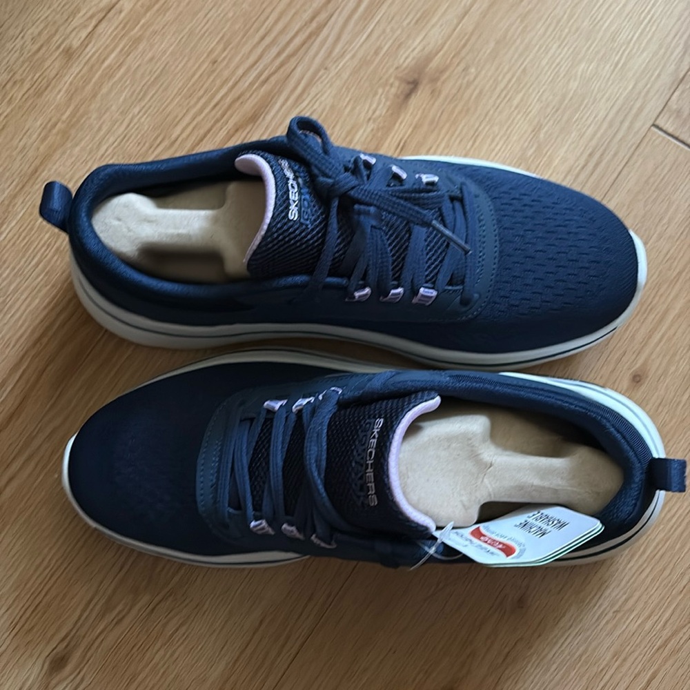 Brand new, never worn Sketchers Women’s Go Walk Arch Fit Unify Sneaker - Picture 3 of 10